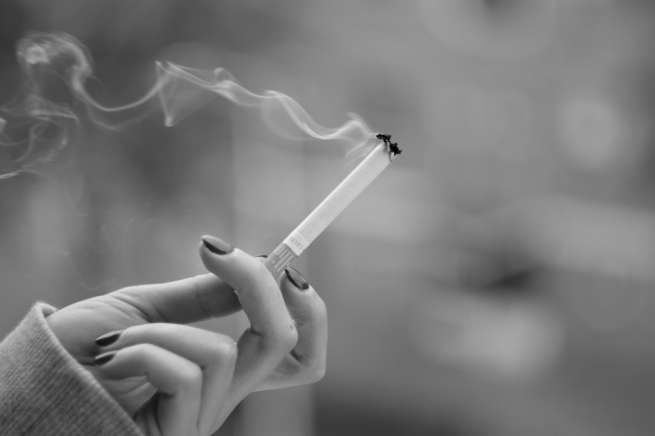 Các mẫu hình ảnh buồn nữ hút thuốc